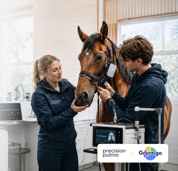 Johanna Davidsson och en kollega mäter astma hos en häst med Precision Pulmos Equinspire